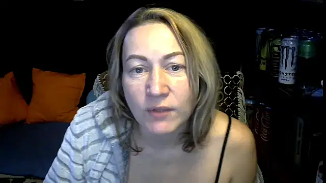 wLESLYMOSw online show from December 1, 9:43 am