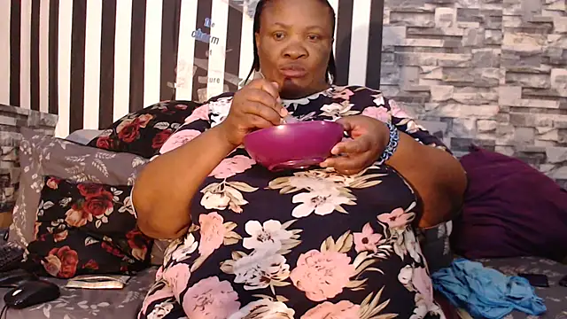 Snapshot of BigHotMatureXx chatting on September 17, 9:00 am BigHotMatureXx online show from September 17, 9:00 am