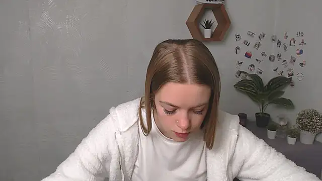 Snapshot of AliceFlirtt_ chatting on September 27, 9:04 am AliceFlirtt online show from September 27, 9:04 am