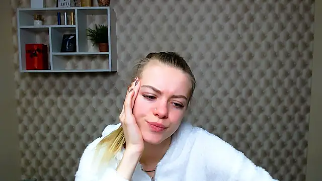 Snapshot of AliceFlirtt_ chatting on October 22, 9:42 am AliceFlirtt online show from October 22, 9:42 am