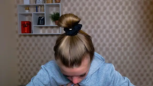 Snapshot of AliceFlirtt_ chatting on October 28, 8:35 am AliceFlirtt online show from October 28, 8:35 am