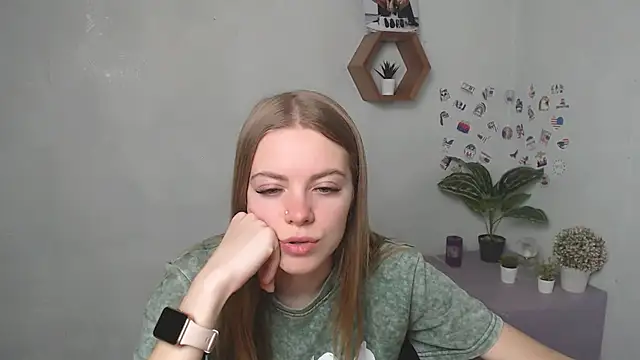 Snapshot of AliceFlirtt_ chatting on September 29, 12:22 pm AliceFlirtt online show from September 29, 12:22 pm