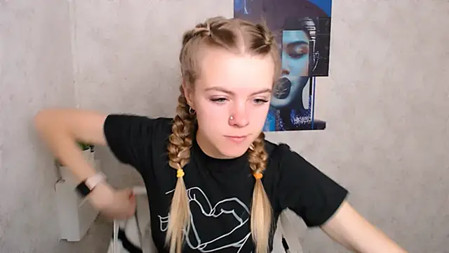 Snapshot of AliceFlirtt_ chatting on September 17, 9:00 am AliceFlirtt online show from September 17, 9:00 am