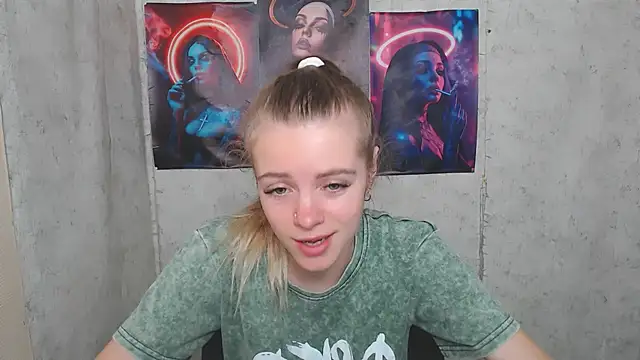 Snapshot of AliceFlirtt_ chatting on September 12, 8:25 am AliceFlirtt online show from September 12, 8:25 am