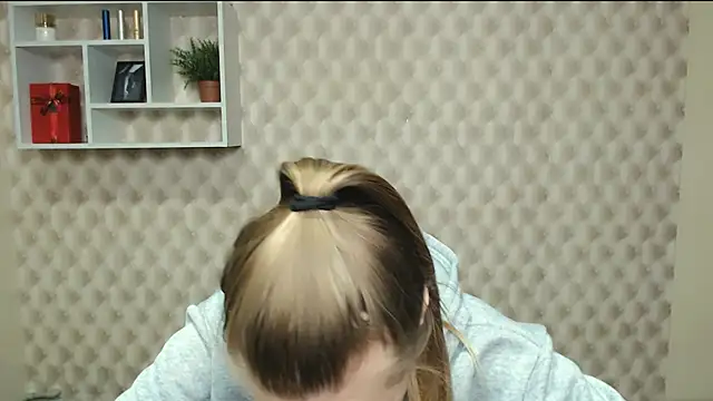 Snapshot of AliceFlirtt_ chatting on October 16, 8:22 am AliceFlirtt online show from October 16, 8:22 am