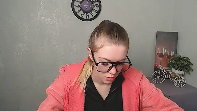 Snapshot of AliceFlirtt_ chatting on February 28, 8:09 am AliceFlirtt online show from February 28, 8:09 am