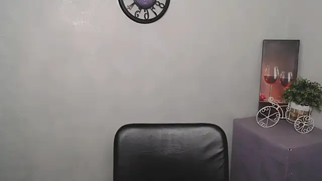 Snapshot of AliceFlirtt_ chatting on March 8, 8:33 am AliceFlirtt online show from March 8, 8:33 am