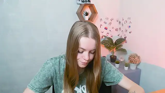 Snapshot of AliceFlirtt_ chatting on September 19, 8:51 am AliceFlirtt online show from September 19, 8:51 am