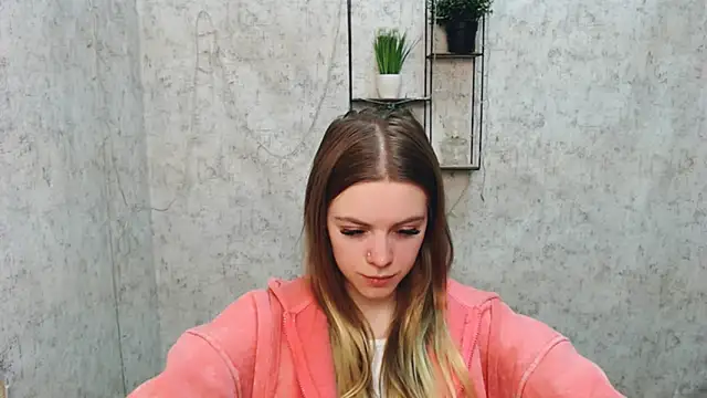 Snapshot of AliceFlirtt_ chatting on February 24, 11:32 am AliceFlirtt online show from February 24, 11:32 am