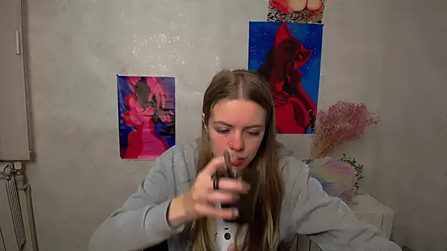 Snapshot of AliceFlirtt_ chatting on October 21, 8:25 am AliceFlirtt online show from October 21, 8:25 am