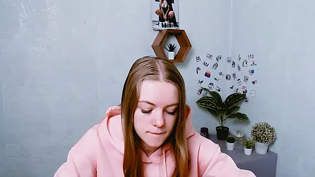 Snapshot of AliceFlirtt_ chatting on September 20, 7:13 am AliceFlirtt online show from September 20, 7:13 am