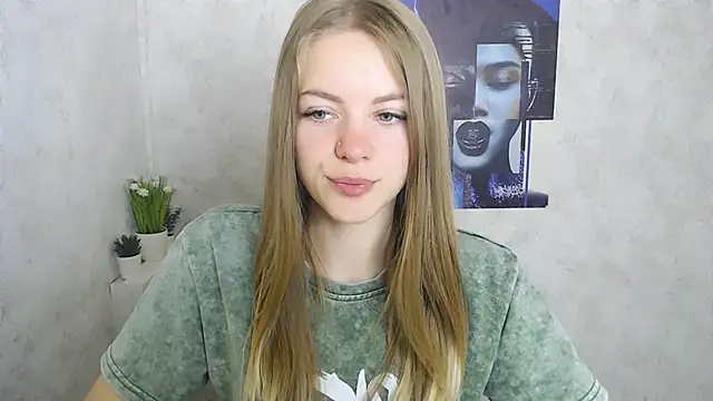 Snapshot of AliceFlirtt_ chatting on September 13, 8:36 am AliceFlirtt online show from September 13, 8:36 am