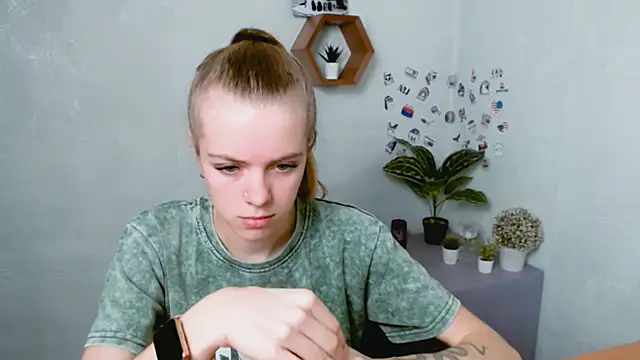 Snapshot of AliceFlirtt_ chatting on September 18, 8:28 am AliceFlirtt online show from September 18, 8:28 am