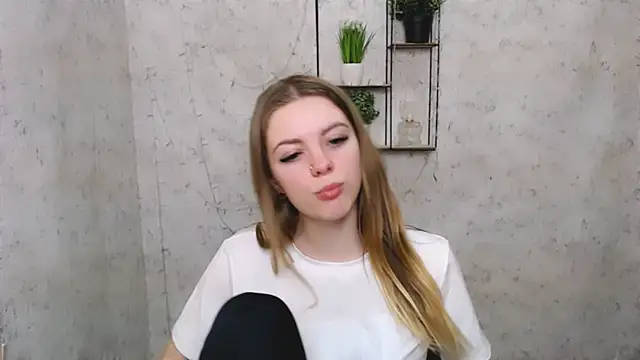 Snapshot of AliceFlirtt_ chatting on March 12, 10:26 am AliceFlirtt online show from March 12, 10:26 am