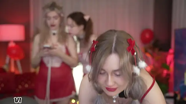 your favoritegirls online show from December 21, 1:52 am