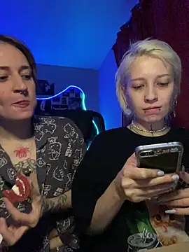 Snapshot of Dooubletroublee chatting on December 16, 1:21 am Dooubletroublee online show from December 16, 1:21 am