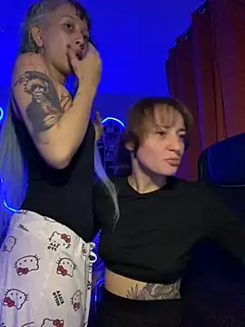 Snapshot of Dooubletroublee chatting on November 8, 10:24 pm Dooubletroublee online show from November 8, 10:24 pm