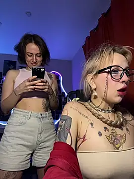 Snapshot of Dooubletroublee chatting on February 22, 10:00 pm Dooubletroublee online show from February 22, 10:00 pm