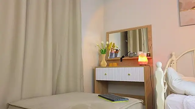 Snapshot of KateBleare chatting on March 12, 6:11 pm KateBleare online show from March 12, 6:11 pm