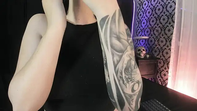 Snapshot of Adeelinee chatting on February 5, 8:15 pm Adeelinee online show from February 5, 8:15 pm