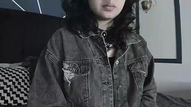 Snapshot of Adeelinee chatting on February 11, 11:22 pm Adeelinee online show from February 11, 11:22 pm