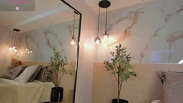 Snapshot of LeaThompson chatting on November 10, 10:48 pm LeaThompson online show from November 10, 10:48 pm