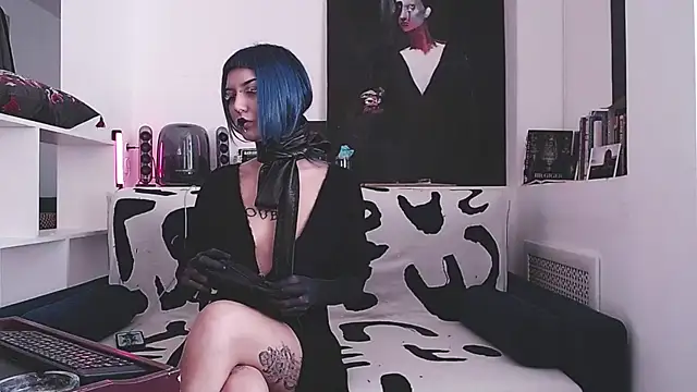 Snapshot of god_x_girl chatting on March 21, 10:06 am god x girl online show from March 21, 10:06 am