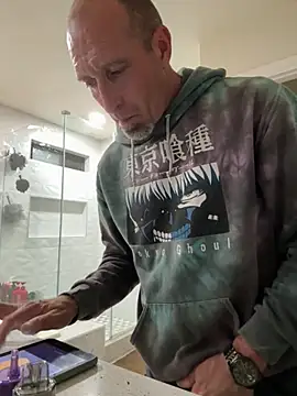 El Gizmo online show from December 2, 7:54 am