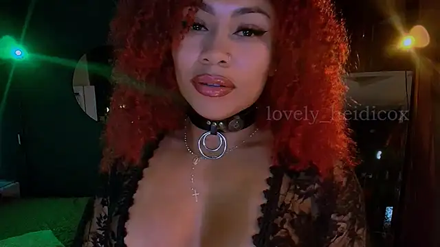 Snapshot of HeidiCox chatting on November 23, 9:25 pm HeidiCox online show from November 23, 9:25 pm