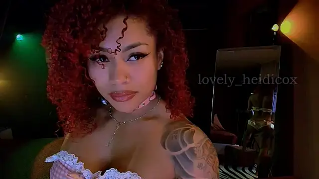 Snapshot of HeidiCox chatting on November 30, 12:33 am HeidiCox online show from November 30, 12:33 am