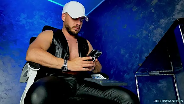 juliusmasters online show from May 4, 8:11 pm