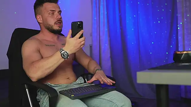 Snapshot of juliusmasters chatting on March 18, 10:04 pm juliusmasters online show from March 18, 10:04 pm