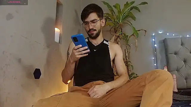 Snapshot of Mr_WhiteCock chatting on February 16, 8:55 pm Mr WhiteCock online show from February 16, 8:55 pm