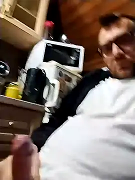 Snapshot of tomee83 chatting on December 4, 6:12 am tomee83 online show from December 4, 6:12 am