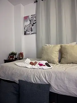 Snapshot of Rae_Lil_White chatting on February 7, 11:24 pm Rae Lil White online show from February 7, 11:24 pm