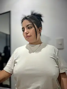 Snapshot of sukhakunis1 chatting on November 26, 12:43 am sukhakunis1 online show from November 26, 12:43 am