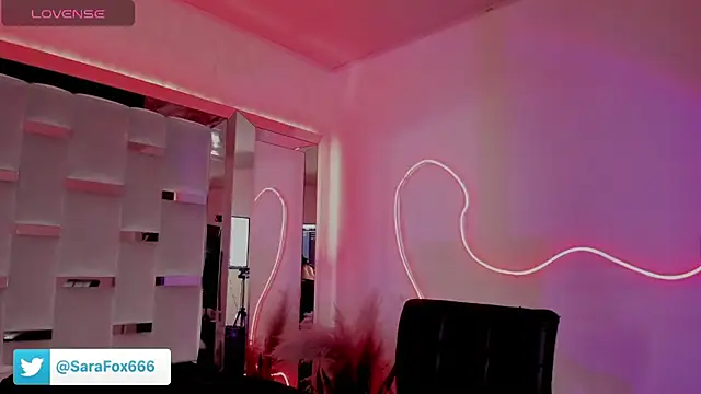 Sara Foxx1 online show from April 12, 7:39 pm