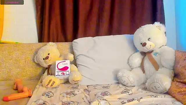 Snapshot of Leila_purr18 chatting on October 8, 8:16 am Leila purr18 online show from October 8, 8:16 am
