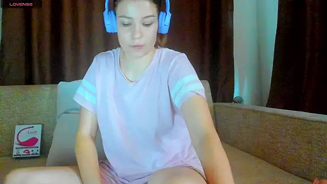 Snapshot of Leila_purr18 chatting on September 29, 7:48 am Leila purr18 online show from September 29, 7:48 am