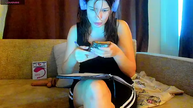 Snapshot of Leila_purr18 chatting on October 6, 12:50 pm Leila purr18 online show from October 6, 12:50 pm