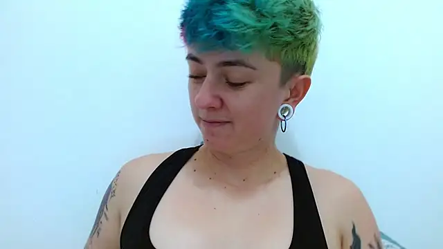 Snapshot of tomboyblue chatting on November 12, 2:26 am tomboyblue online show from November 12, 2:26 am