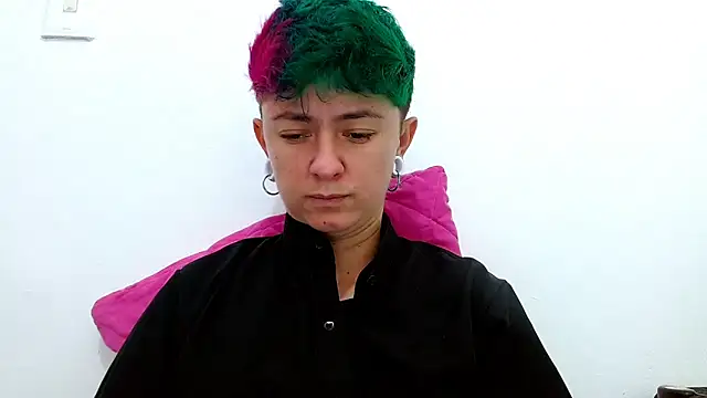 Snapshot of tomboyblue chatting on November 30, 2:29 pm tomboyblue online show from November 30, 2:29 pm