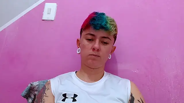 Snapshot of tomboyblue chatting on October 21, 6:18 pm tomboyblue online show from October 21, 6:18 pm