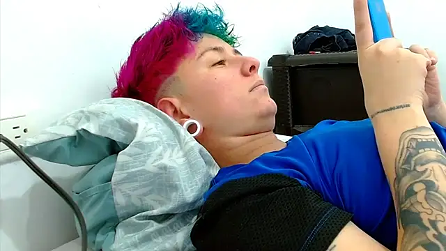 Snapshot of tomboyblue chatting on October 31, 5:53 pm tomboyblue online show from October 31, 5:53 pm