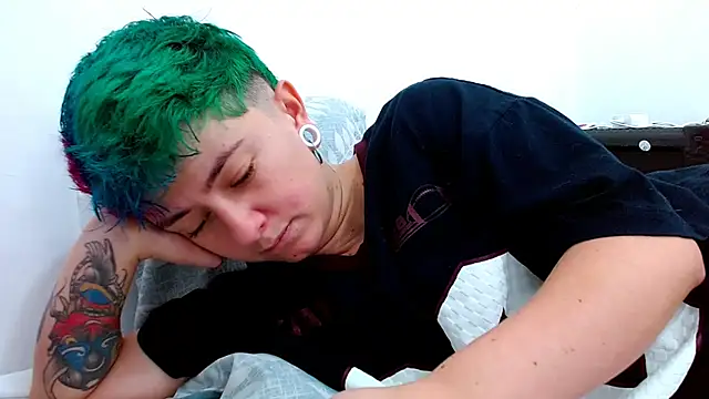 Snapshot of tomboyblue chatting on November 17, 3:27 pm tomboyblue online show from November 17, 3:27 pm