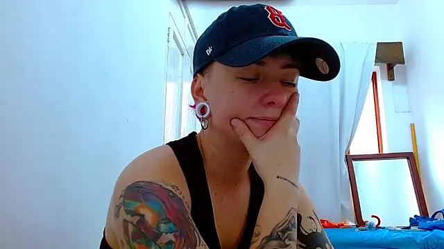 Snapshot of tomboyblue chatting on November 21, 12:26 pm tomboyblue online show from November 21, 12:26 pm