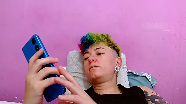 Snapshot of tomboyblue chatting on October 3, 1:34 pm tomboyblue online show from October 3, 1:34 pm