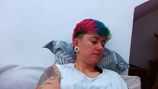 Snapshot of tomboyblue chatting on October 24, 4:39 pm tomboyblue online show from October 24, 4:39 pm