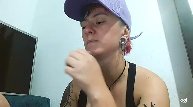 Snapshot of tomboyblue chatting on March 7, 12:48 am tomboyblue online show from March 7, 12:48 am
