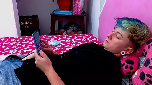 Snapshot of tomboyblue chatting on October 20, 8:09 pm tomboyblue online show from October 20, 8:09 pm